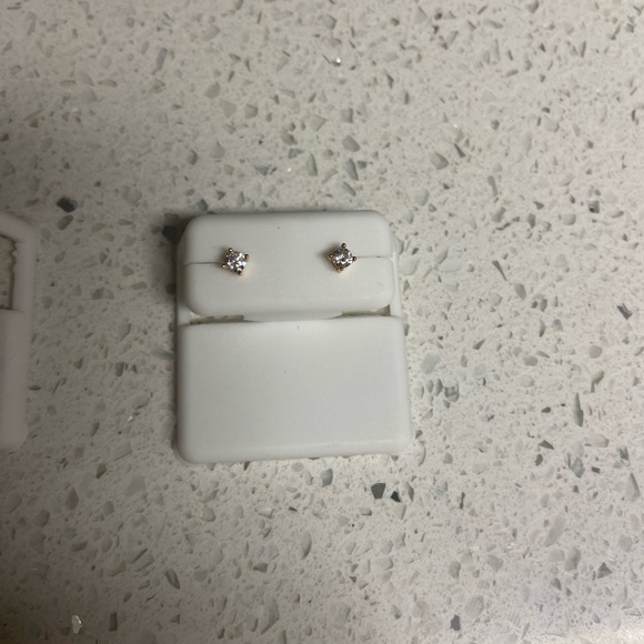 Pair of silver earring bundle. MSRP of 65$ - Picture 2 of 4